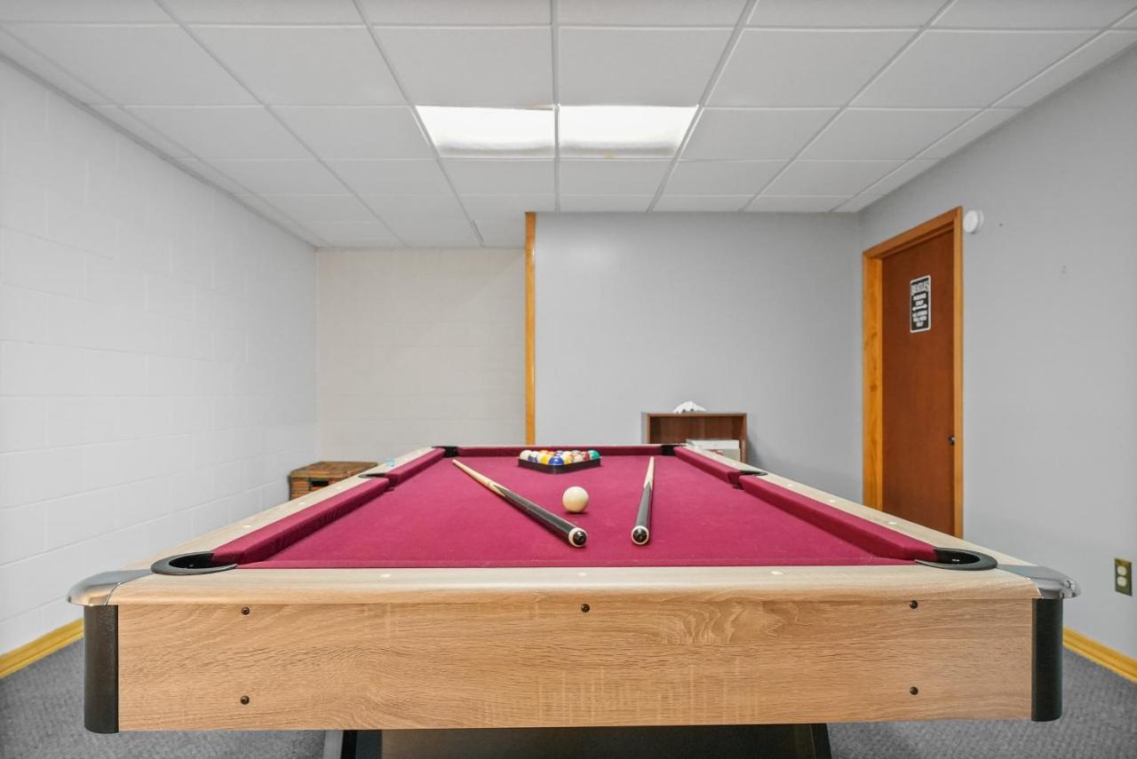 Long Retreat- Hot Tub, Pool Table, Firepit *
