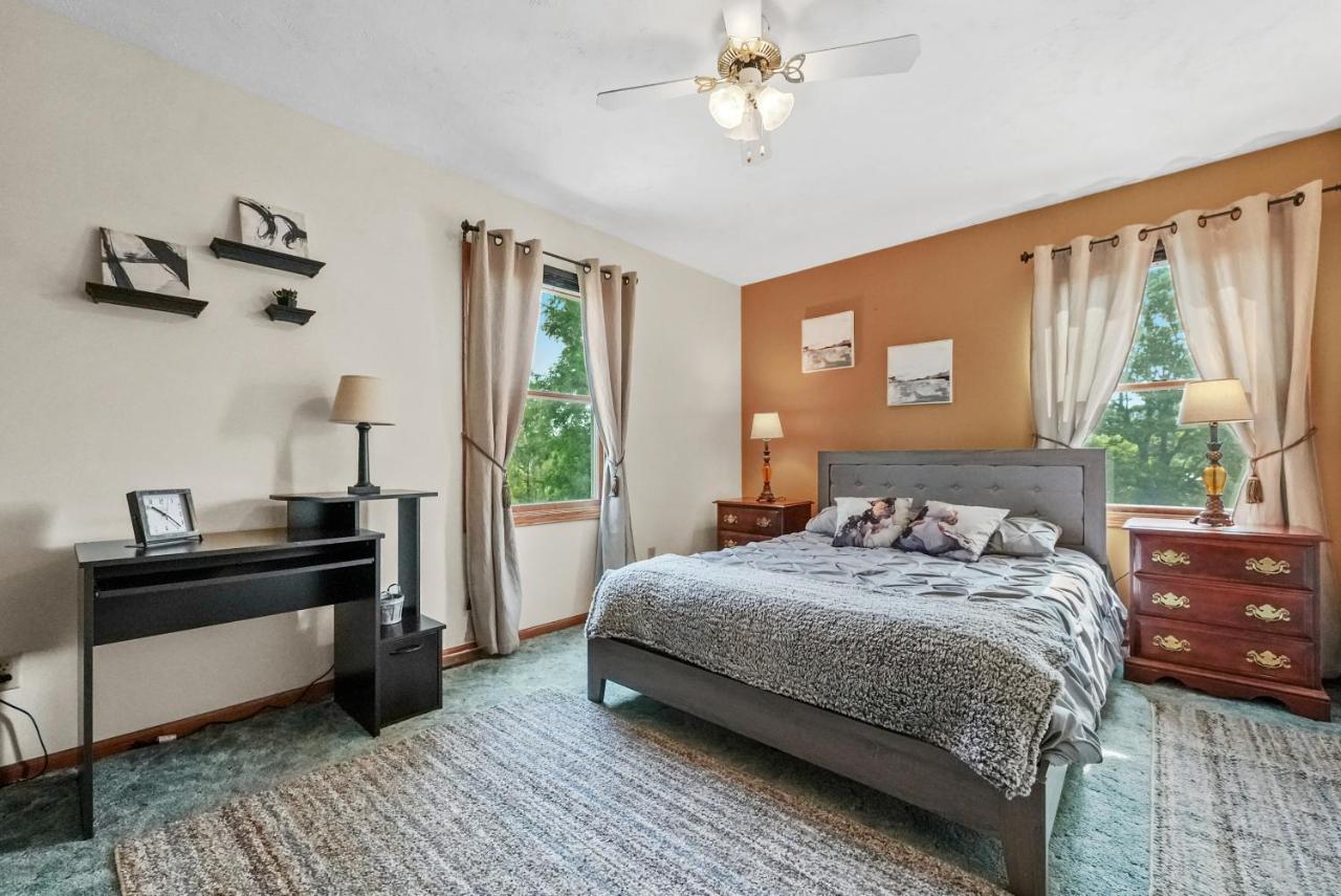 Long Retreat- Hot Tub, Pool Table, Firepit