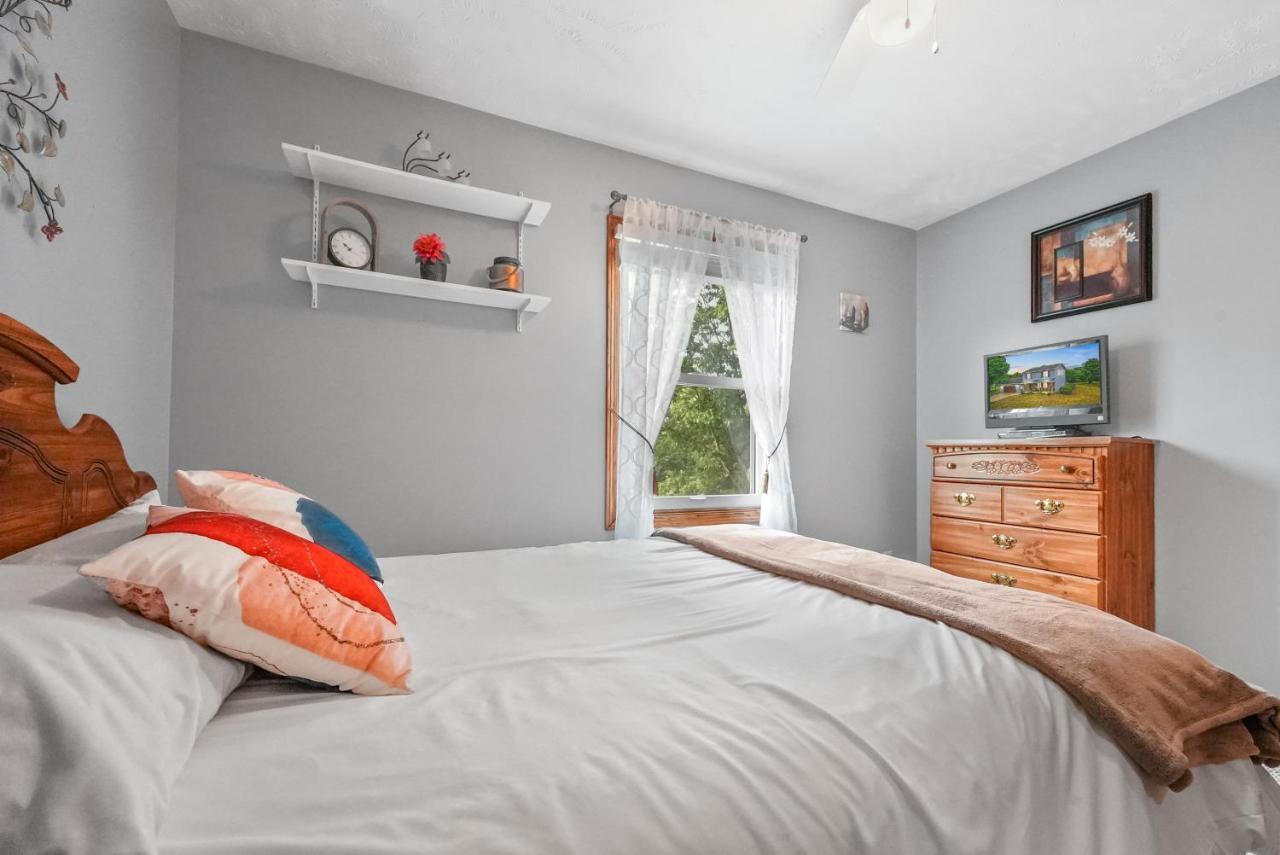 Long Retreat- Hot Tub, Pool Table, Firepit *