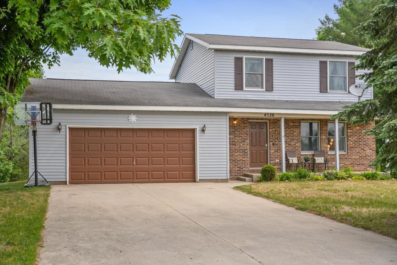 Long Retreat- Hot Tub, Pool Table, Firepit Holiday home Traverse City