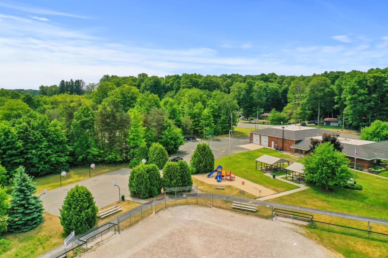 Long Retreat- Hot Tub, Pool Table, Firepit