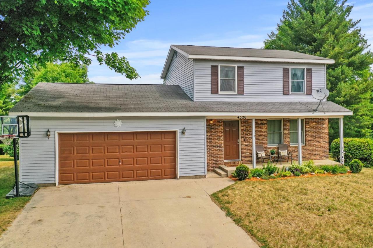 Long Retreat- Hot Tub, Pool Table, Firepit *