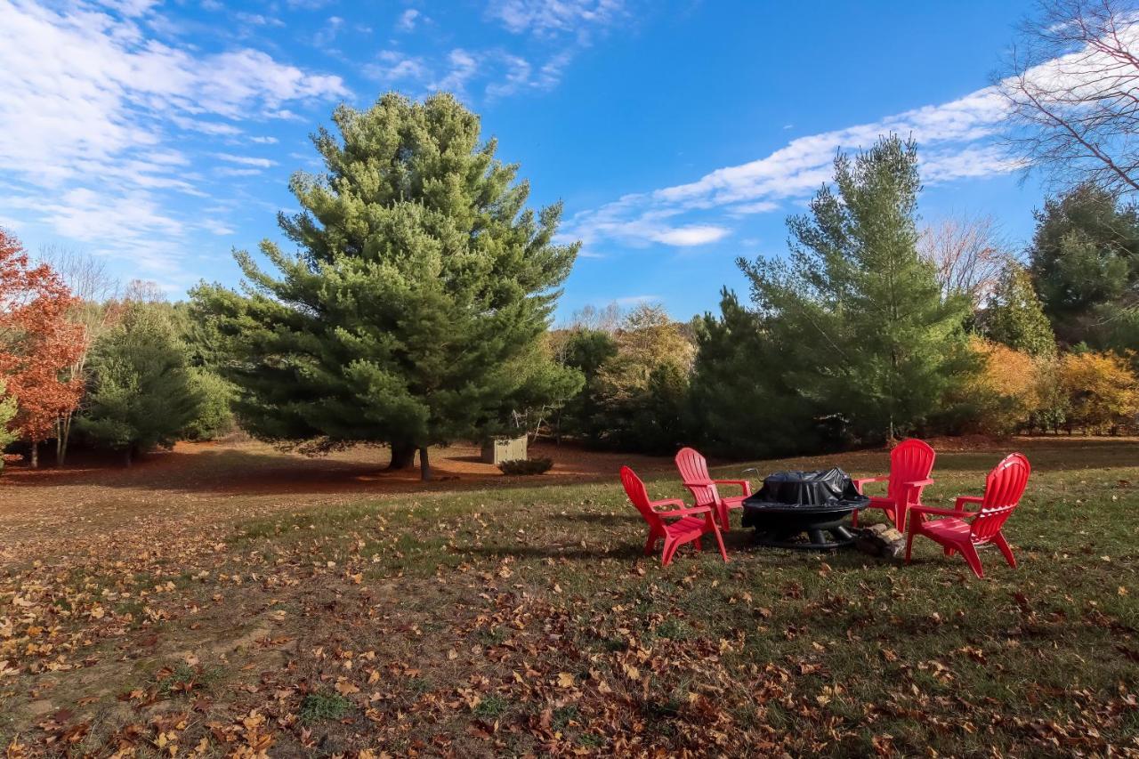 Long Retreat- Hot Tub, Pool Table, Firepit Holiday home *