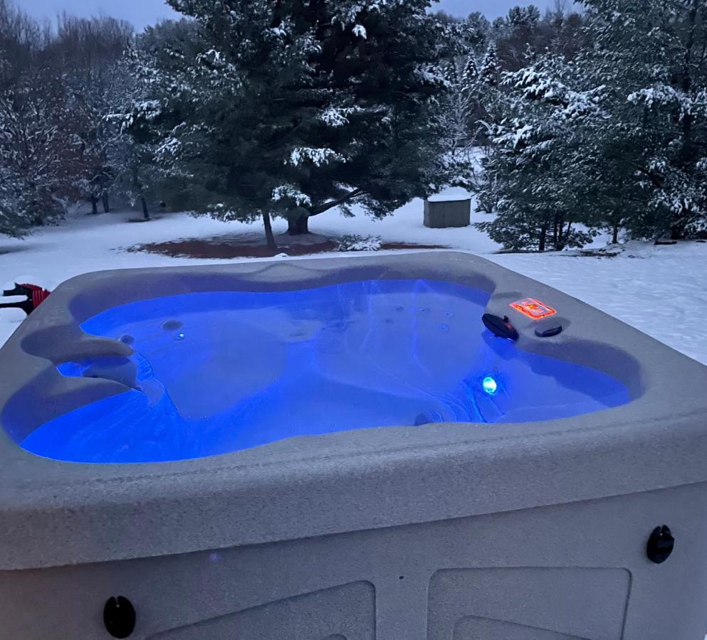 Long Retreat- Hot Tub, Pool Table, Firepit Holiday home Traverse City
